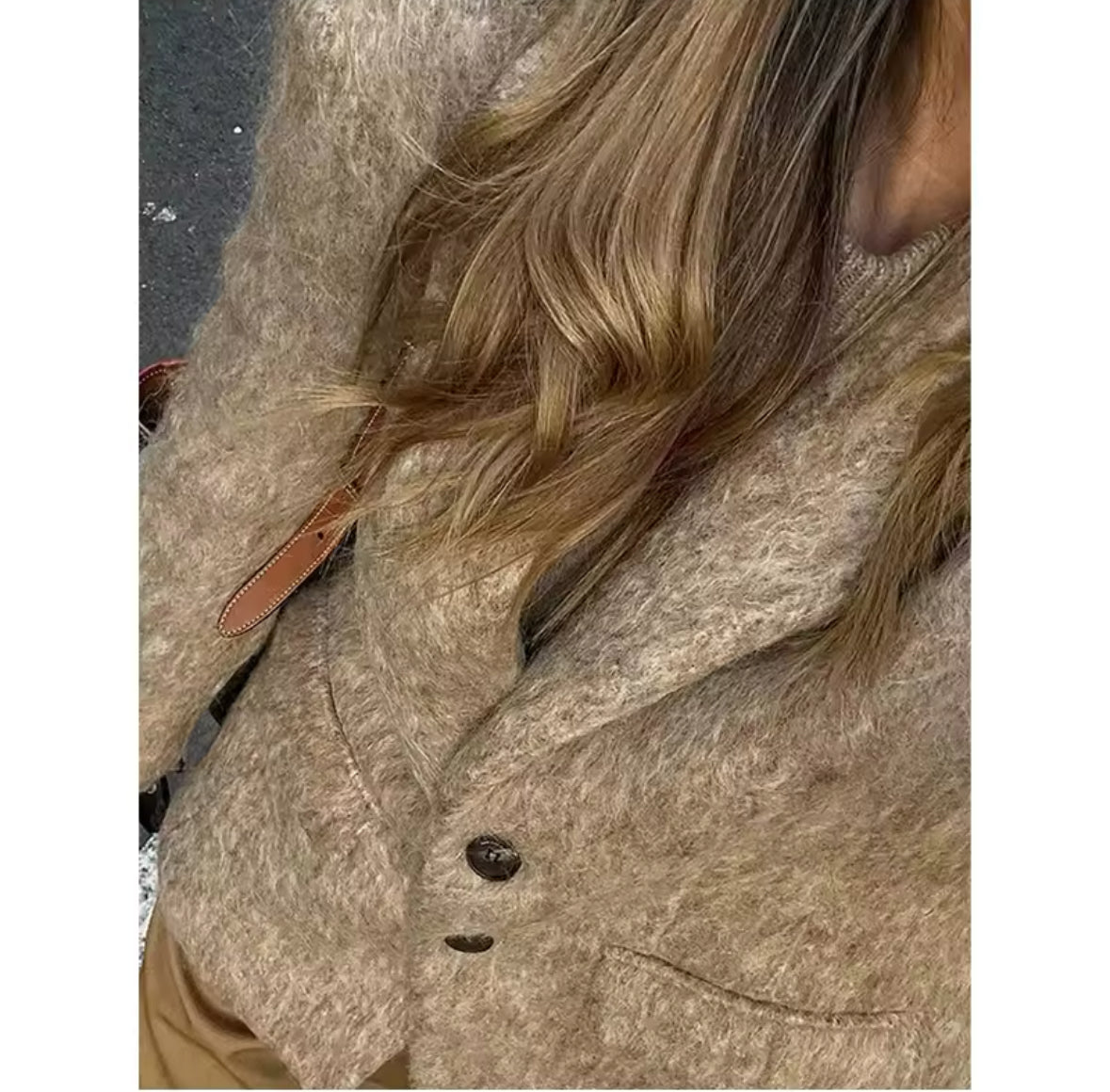 Moderner, kuscheliger Mantel in Beige mit flauschiger Textur, perfekter Länge und klassischer Passform. Ideal für entspannte, schicke Alltagslooks und kühle Tage.