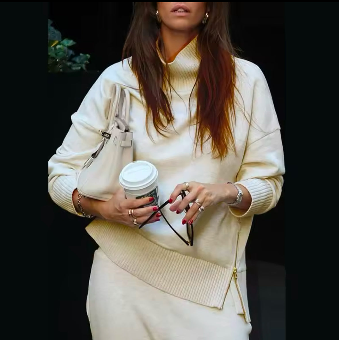 Monochromes Set in Ecru mit Oversize-Pullover und weit geschnittener Hose. Lässiger und dennoch eleganter Look aus hochwertigem Strickstoff für maximalen Tragekomfort. Perfekt für stilvolle Casual- und Streetstyle-Outfits mit minimalistischer Ästhetik.