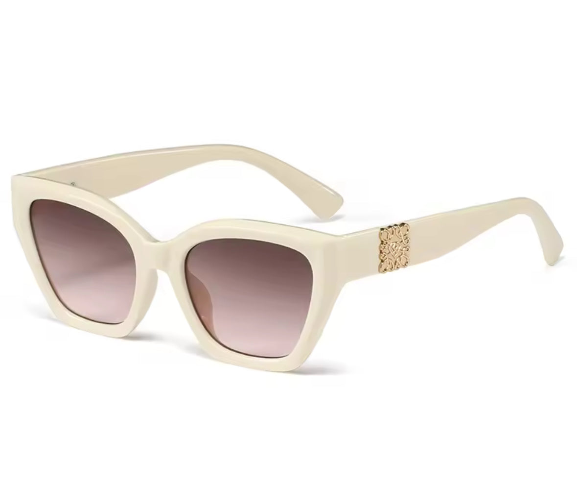 Sonnenbrille im LOEWE-inspirierten Stil mit goldener Verzierung, erhältlich in sechs Farben mit breitem Rahmen