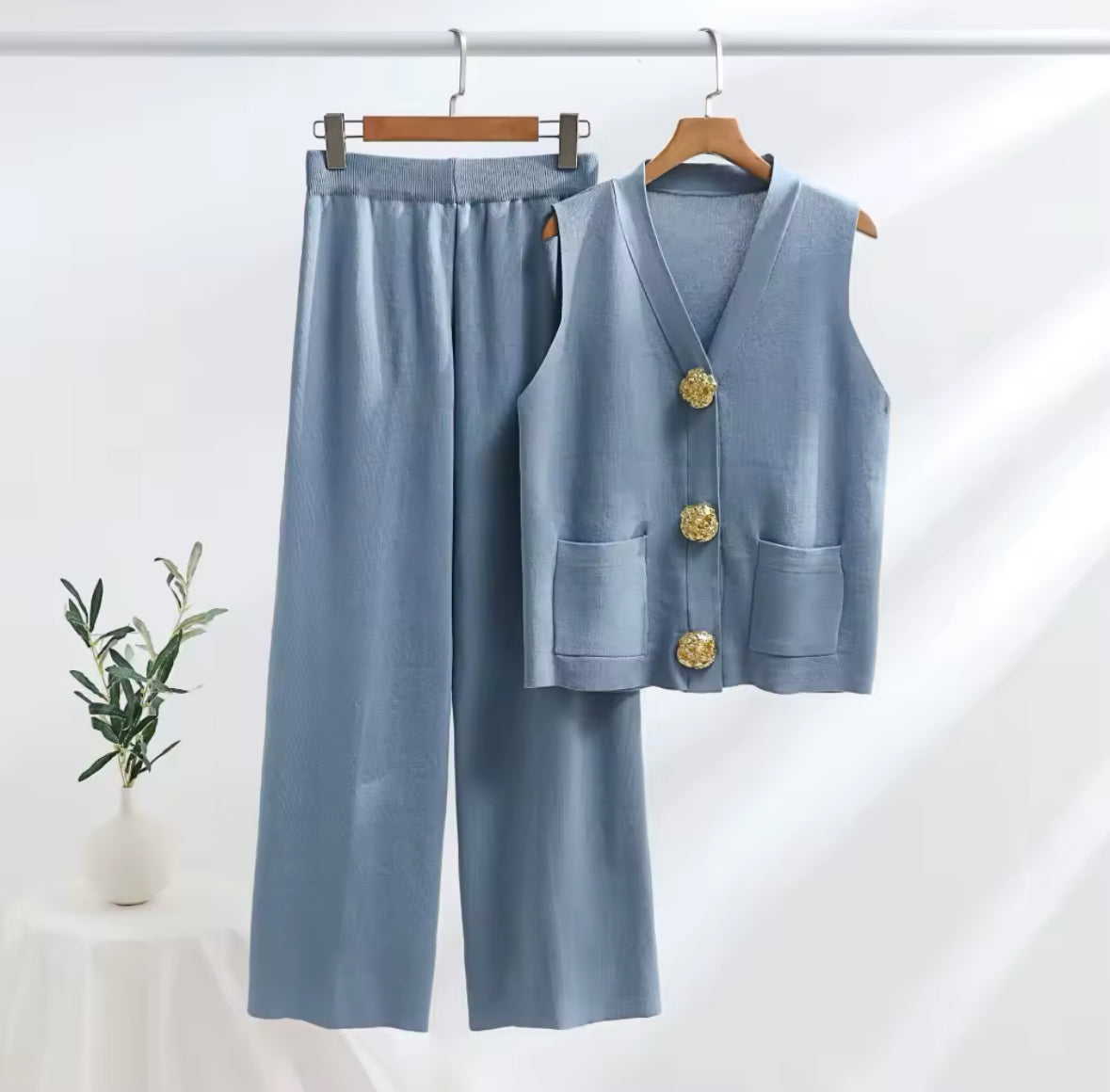 Flach gelegtes Strickset bestehend aus ärmelloser Weste und Hose mit elastischem Bund – ideal für Alltag und Homewear