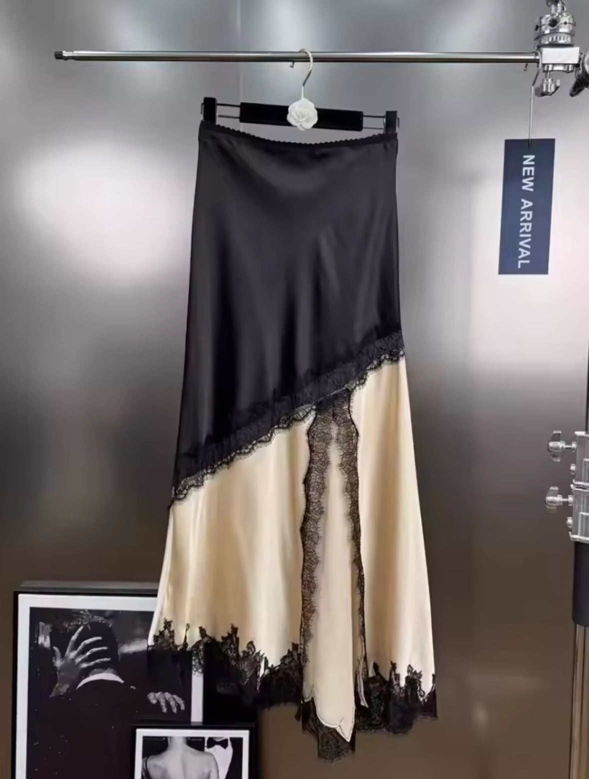 Eleganter Maxirock aus Satin in Schwarz und Creme mit feiner schwarzer Spitze und seitlichem Beinschlitz – HB Interieur & Fashion.
