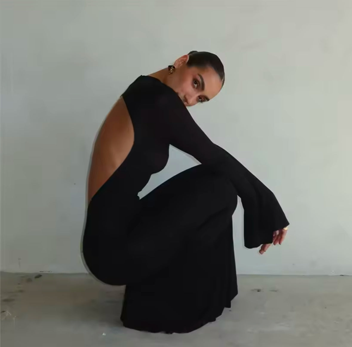 Rückenfreies Maxikleid – Eleganz in Schwarz für unvergessliche Auftritte
