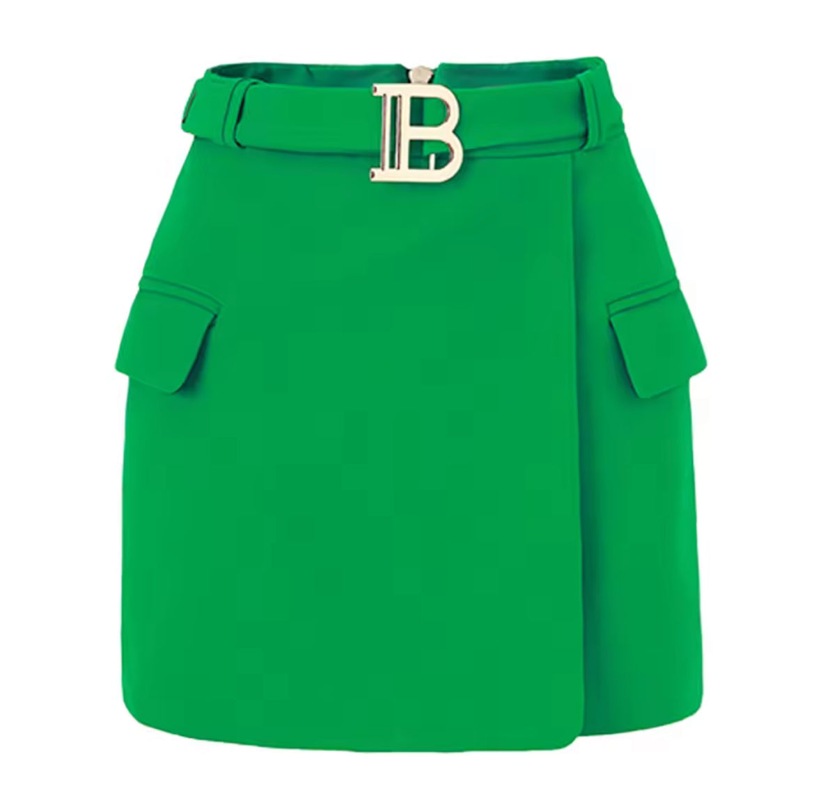 Grüner Statement-Minirock mit Gürtel und goldener Schnalle im Balmain-Dupe-Stil – moderner Luxus-Look.