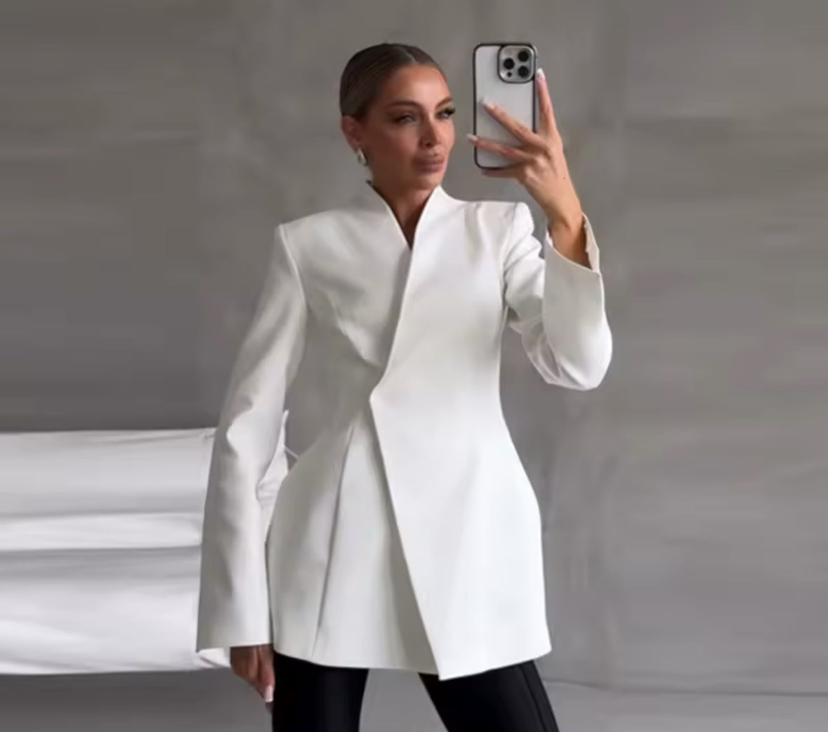 Elegantes Zweiteiler-Set bestehend aus tailliertem Blazer und bodenlangem transparentem Rock, erhältlich in Schwarz und Weiß – ideal für Events, Shootings oder besondere Anlässe.
