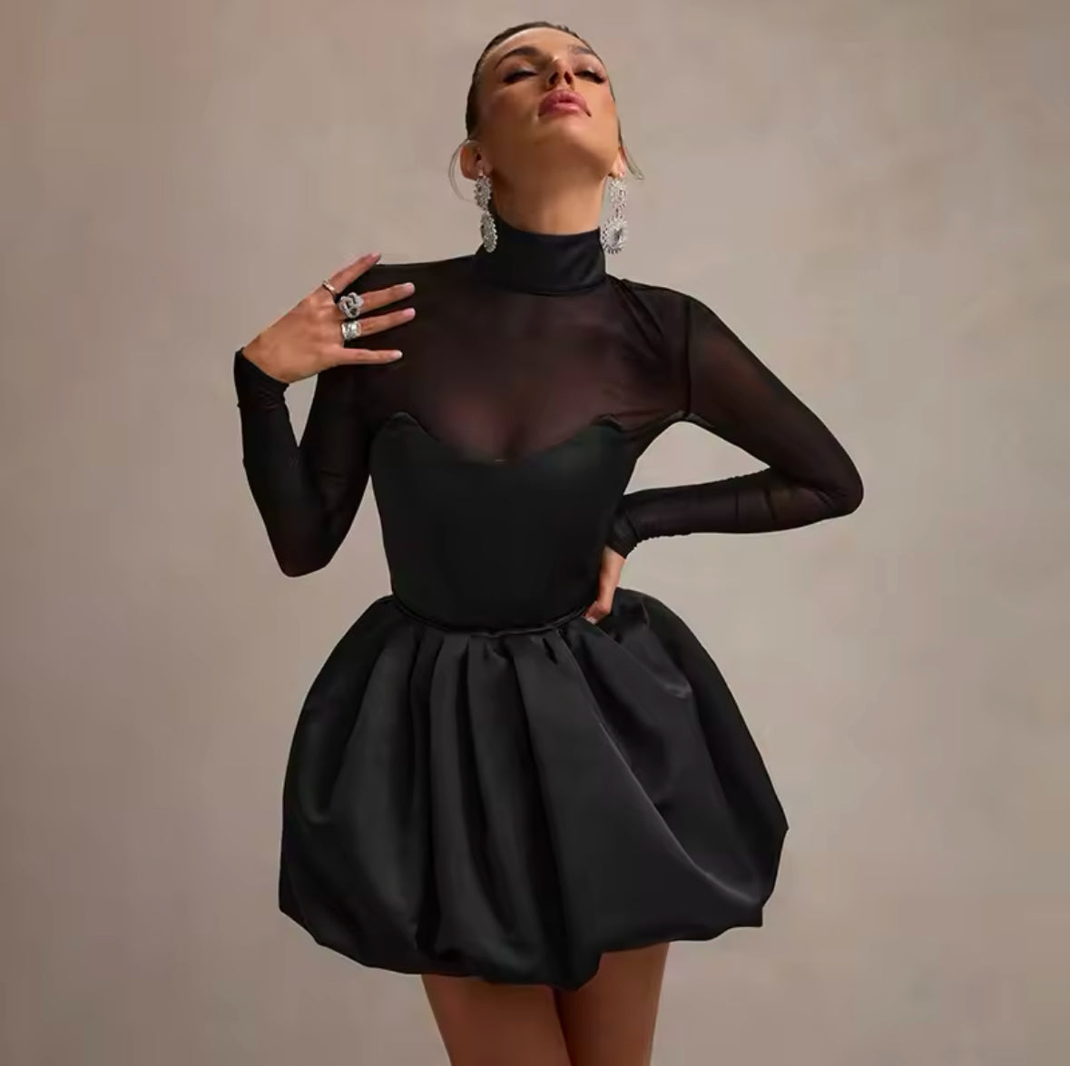 Schwarzes High-Neck Kleid mit Sheer-Details