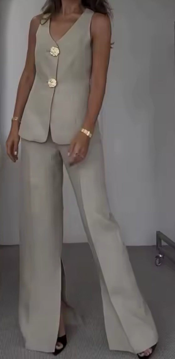 Luxuriöser Damen-Hosenanzug in Beige mit goldenen Statement-Knöpfen und weiter Hose – edler Business- & Streetstyle-Look, Trend 2024
