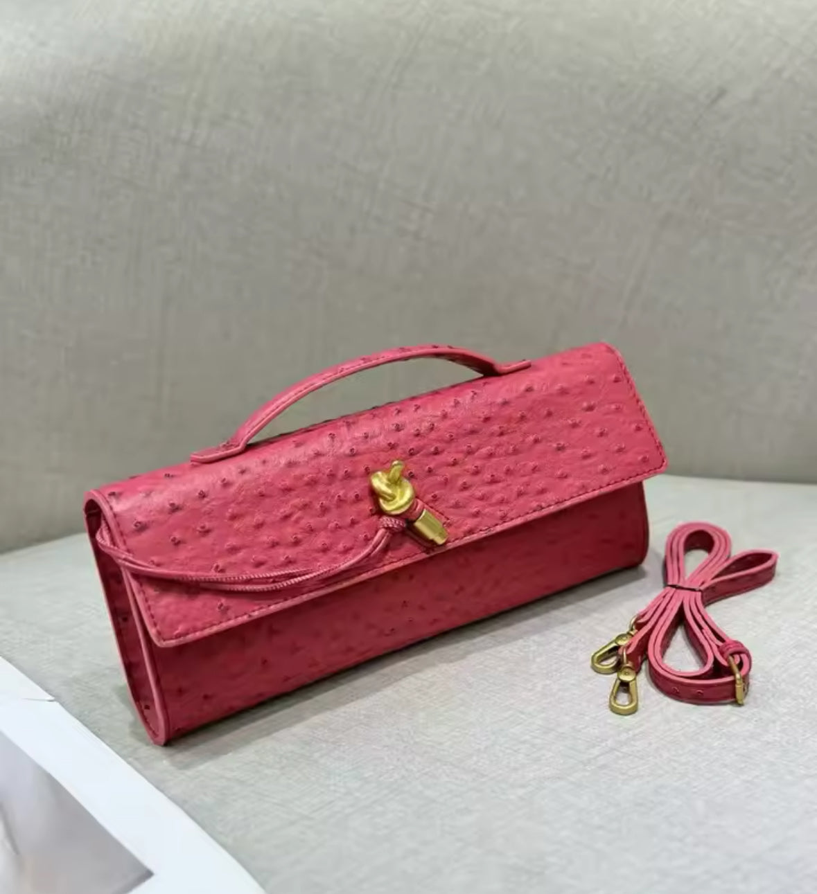 Clutch Andiamo in rosarotfarbener Lederoptik mit geflochtener Struktur und goldener Schlaufe – feminines Design