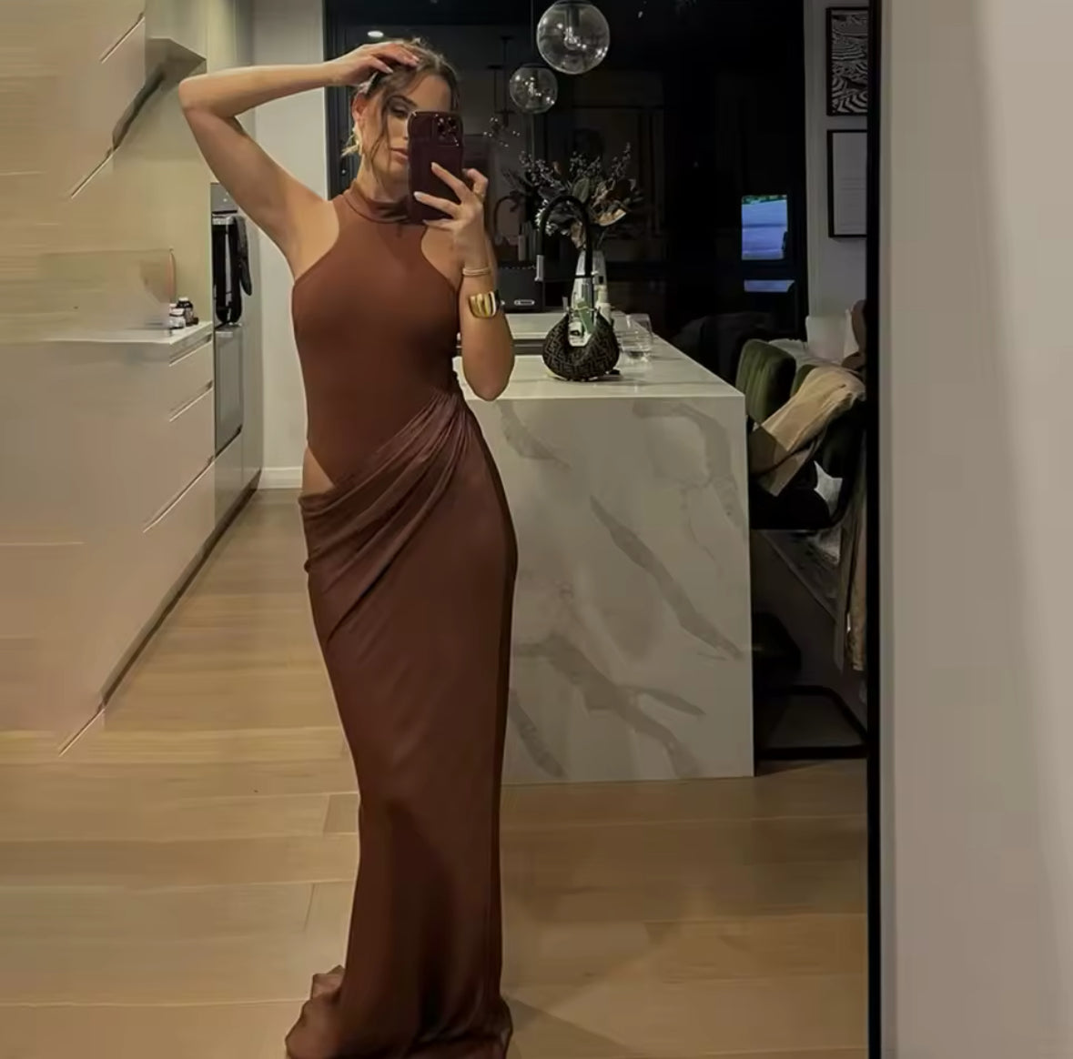 Elegantes braunes Abendkleid mit hochgeschlossenem Ausschnitt und Cut-Out Detail an der Hüfte, perfekt für stilvolle Anlässe