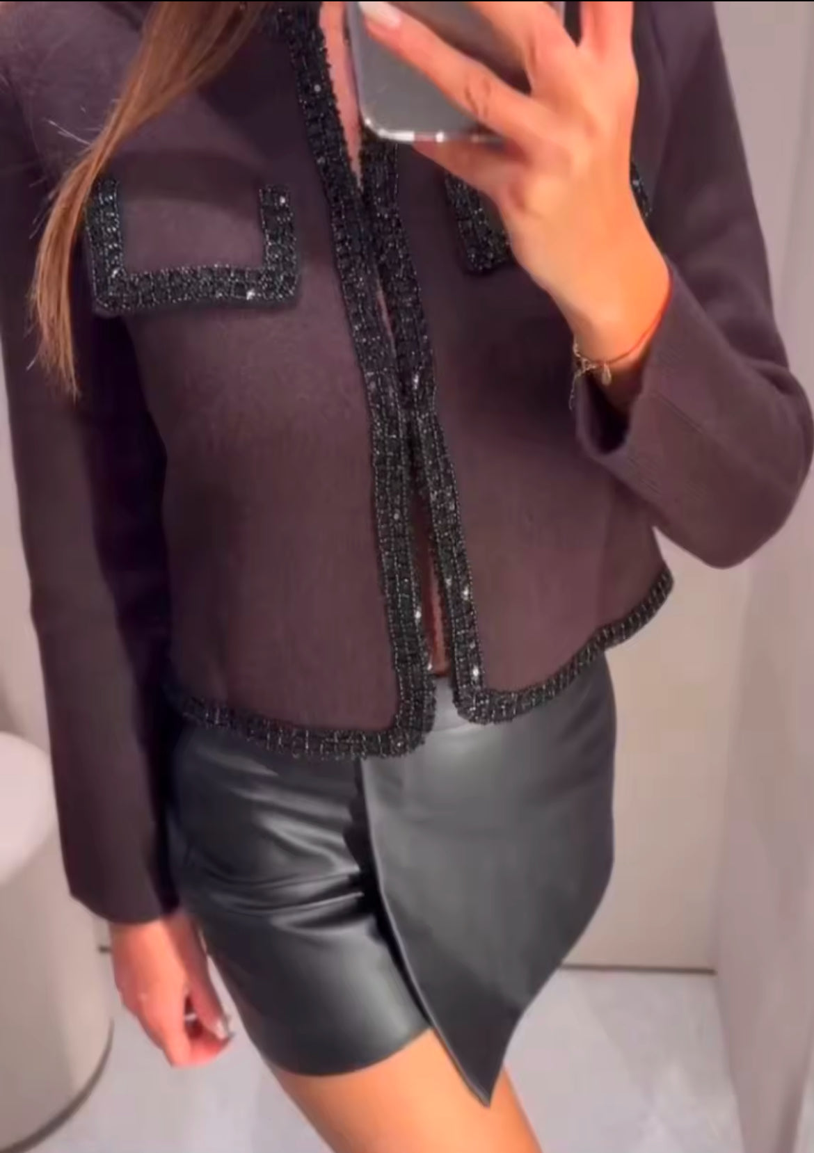 Edle, taillierte Tweed-Jacke in Dunkelbraun mit funkelnden Pailletten-Details entlang der Kanten und Taschen. Perfekt für einen eleganten und luxuriösen Look – kombinierbar mit Röcken, Kleidern oder Hosen.