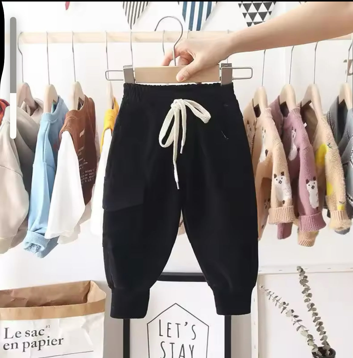 Schwarze Cargo-Jogginghose mit seitlichen Taschen und sportlichem Look