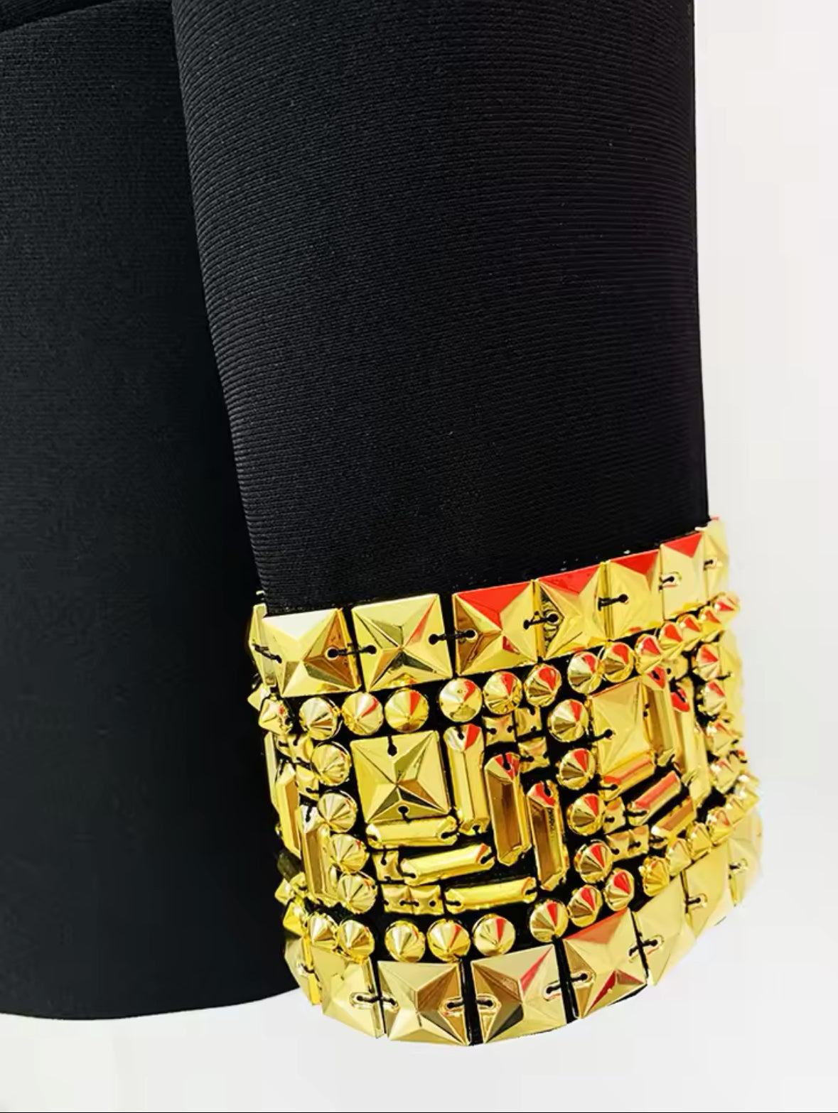 Eleganter Blazer mit goldenen Details an den Ärmelabschlüssen und einer edlen, goldenen Verschlussverzierung. Verfügbar in Schwarz und Weiß – perfekt für einen luxuriösen und kraftvollen Statement-Look.