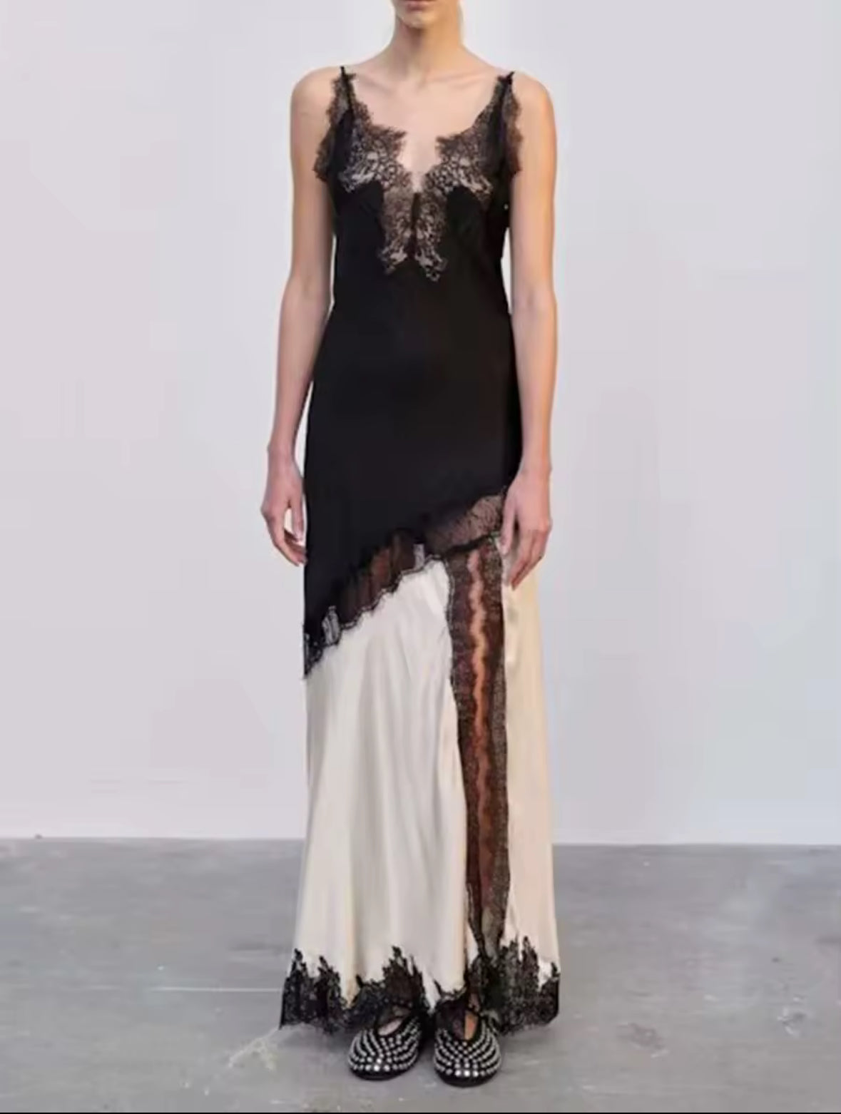 Langes Abendkleid in Schwarz und Creme mit Spitze und asymmetrischem Schnitt, Modellansicht vorne, hinten und Detailaufnahme