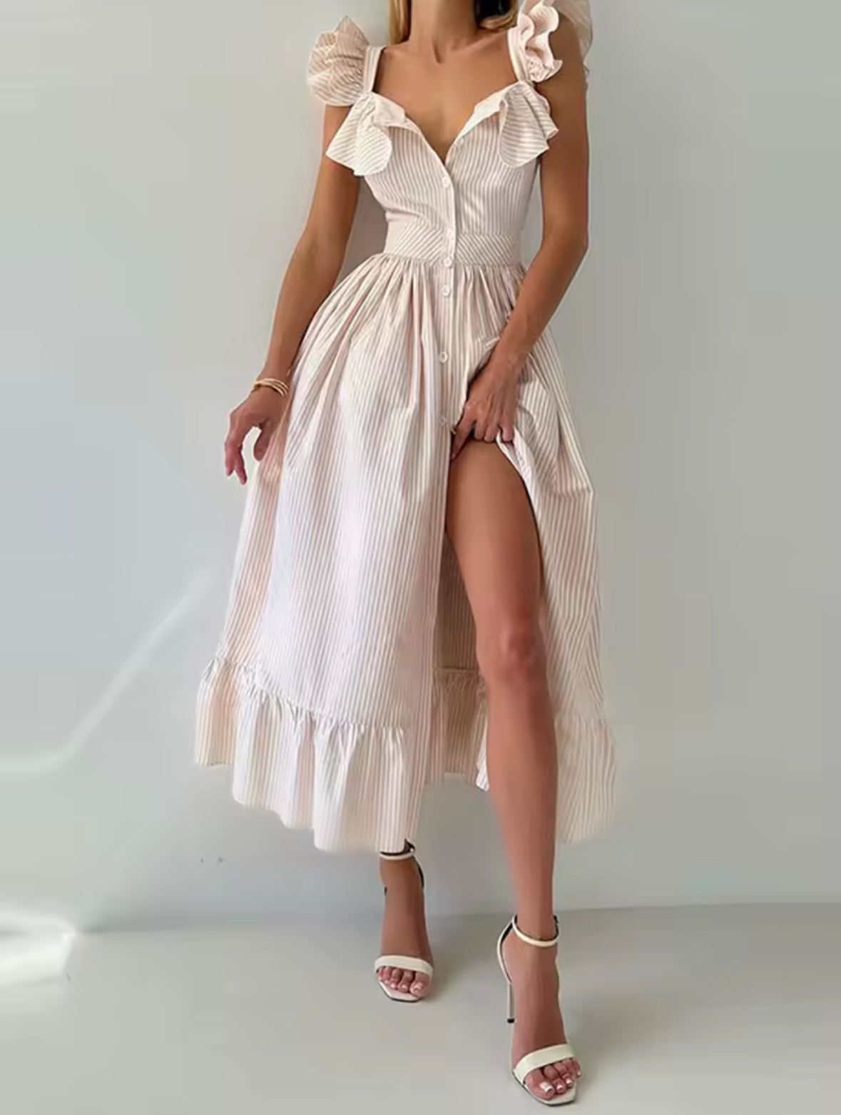 Romantisches Kleid in Beige mit Streifenmuster und Volantabschluss