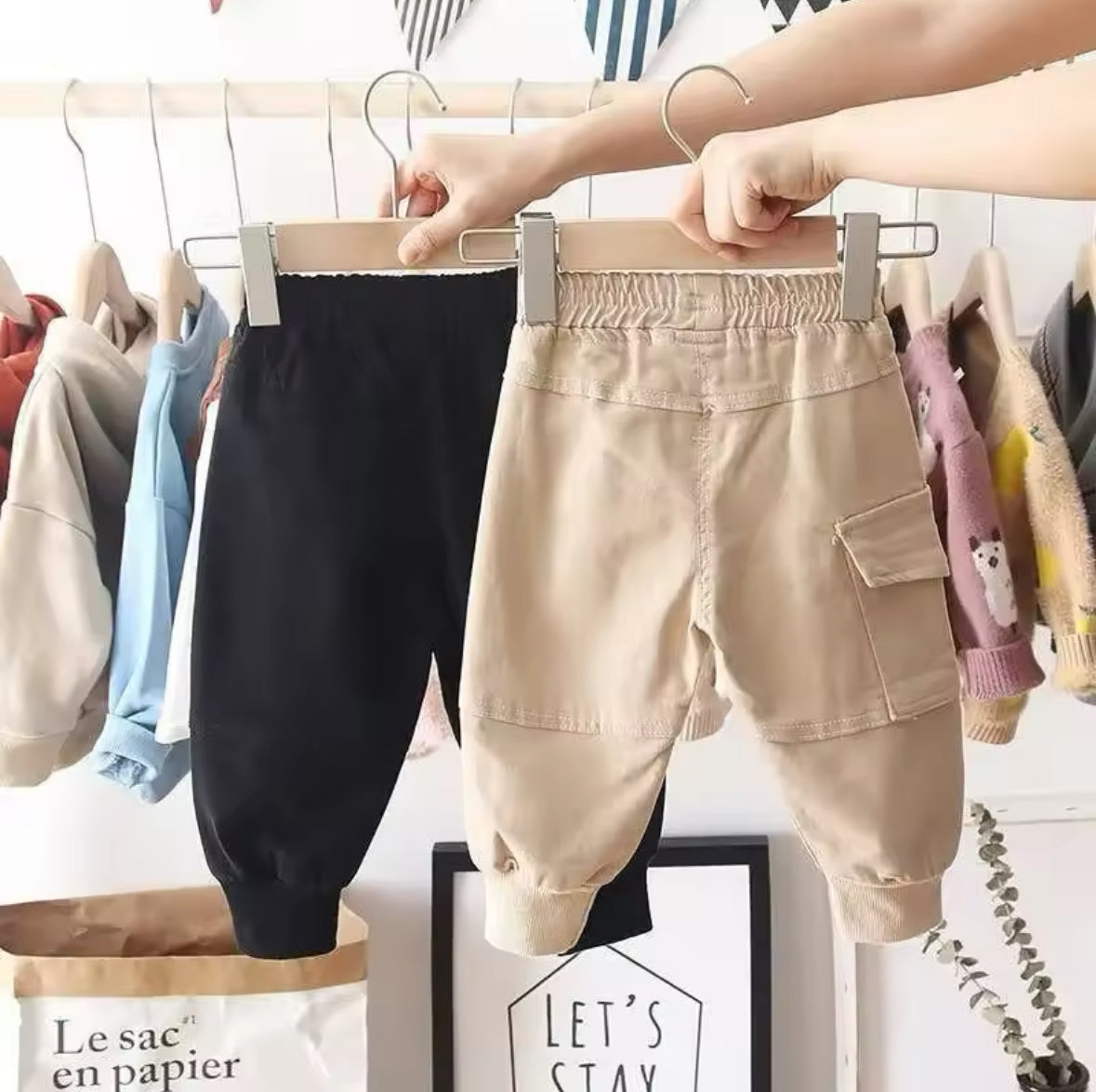 Rückansicht der Cargo Jogger Pants in Schwarz und Beige.