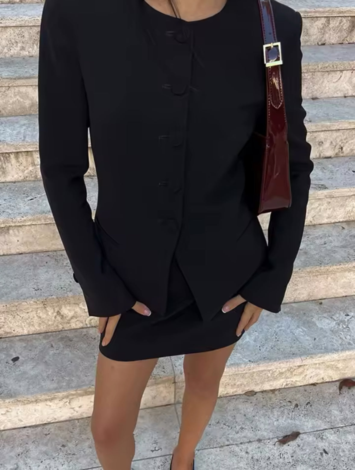 Eleganter zweiteiliger Blazer-Rock-Anzug in minimalistischem Design. Verfügbar in klassischem Schwarz und edlem Creme – perfekt für einen stilvollen Business- oder City-Look.