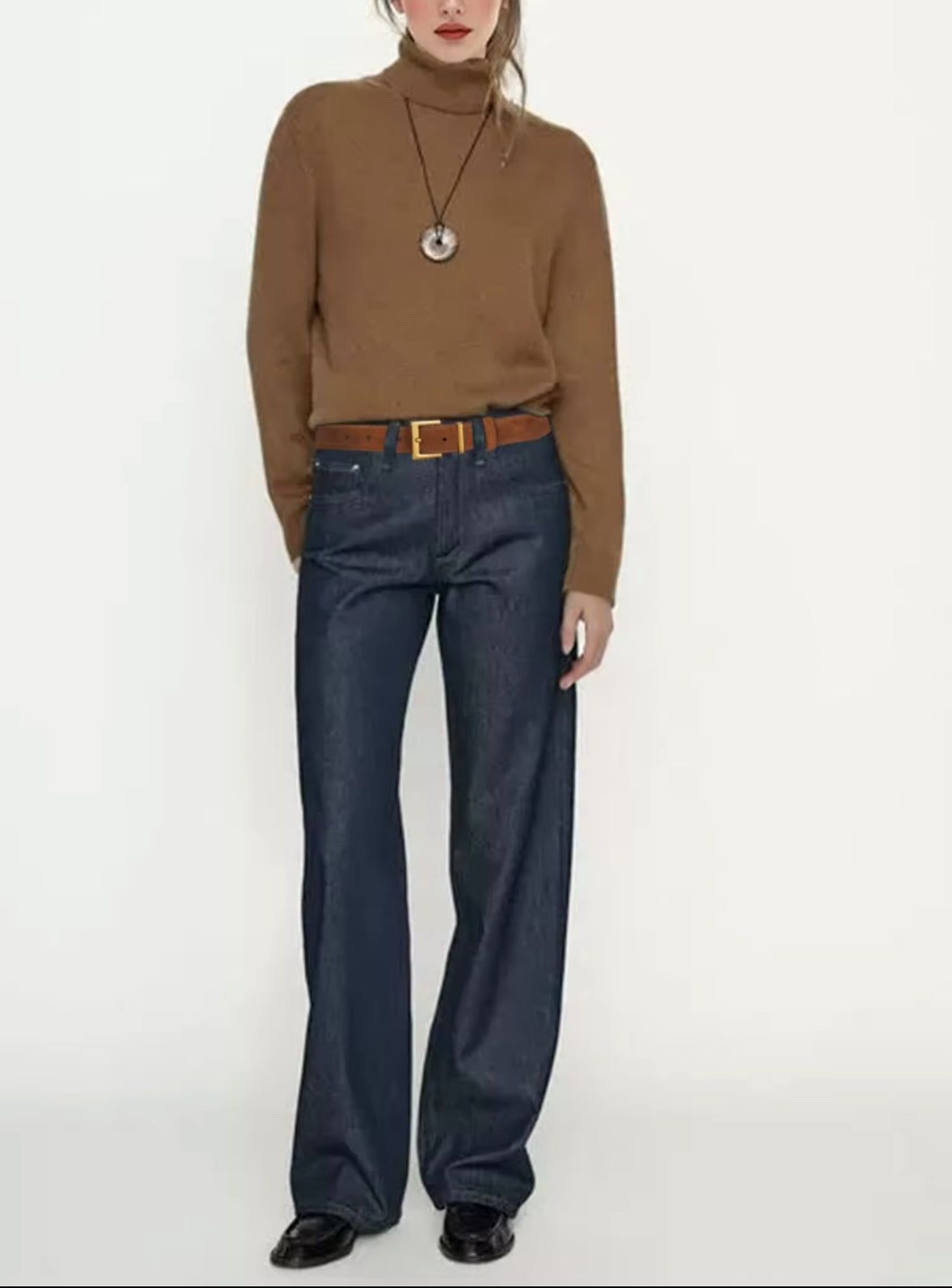Edler Wildledergürtel mit goldener Schnalle – ein zeitloses Accessoire für elegante und lässige Looks. Verfügbar in Schwarz, Cognac, Bordeaux und Braun. Perfekt, um Outfits stilvoll zu akzentuieren.