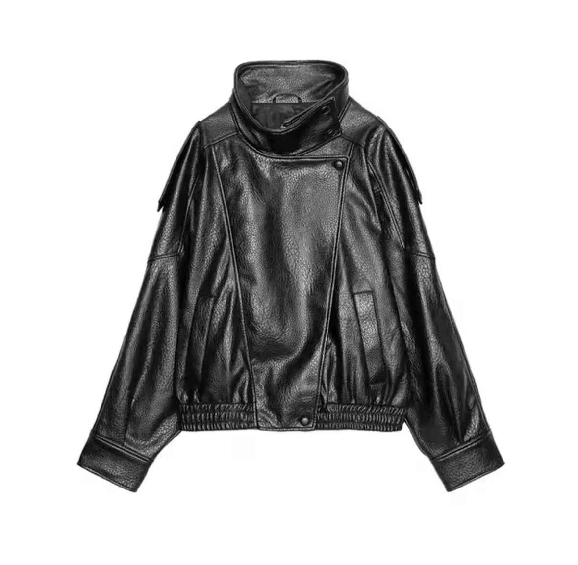 Schwarze Oversize-Lederjacke für Damen mit hohem Kragen und modernem Schnitt – stylische Kunstlederjacke im urbanen Streetstyle.
