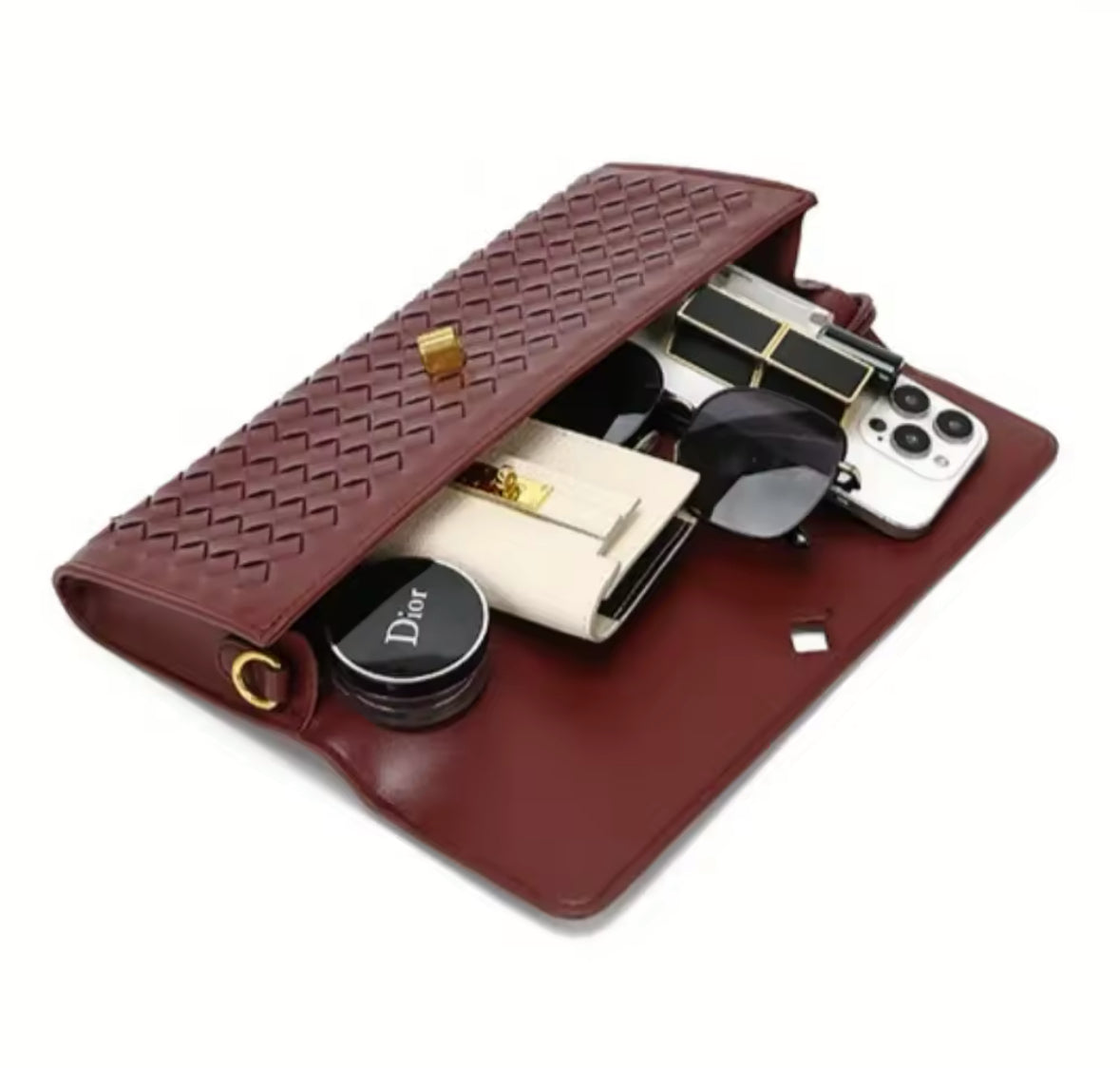Geflochtene Crossbody-Tasche und clutch in Burgund mit goldenen Details, Henkel und verstellbarem Schultergurt – stilvoll und elegant für Alltag und besondere Anlässe.