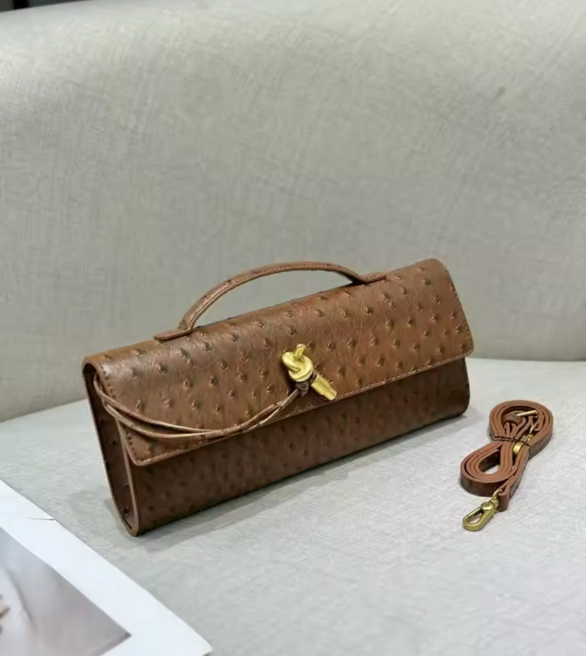 Hellesbraun Clutch Andiamo mit geflochtener Struktur und goldener Schlaufe – stilvoll, neutral, vielseitig