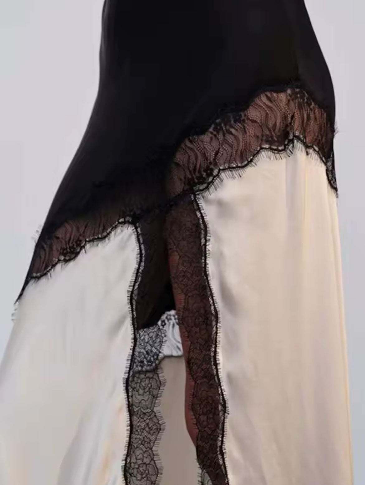 Langes Abendkleid in Schwarz und Creme mit Spitze und asymmetrischem Schnitt, Modellansicht vorne, hinten und Detailaufnahme