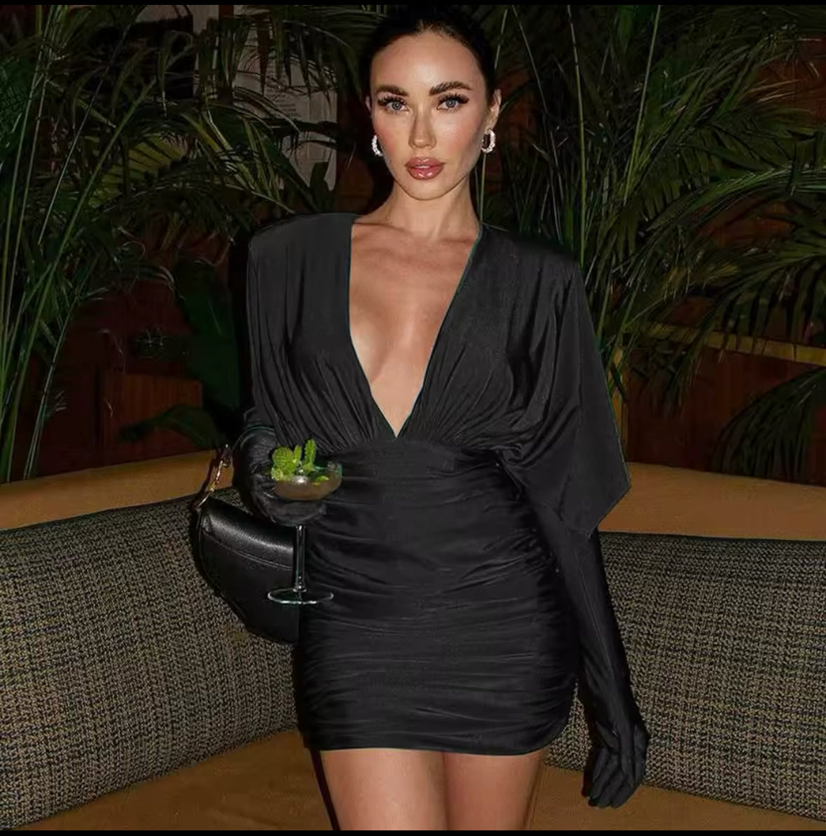 Elegantes schwarzes Bodycon-Kleid mit tiefem V-Ausschnitt und langen Satin-Handschuhen. Perfekt für einen klassischen, zeitlosen Abendstil.