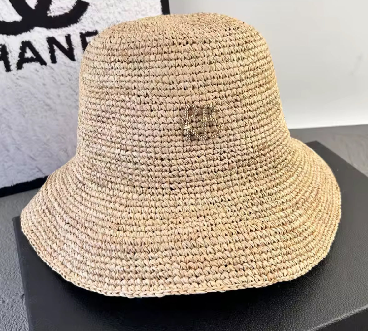 RB Classic Strohhut aus naturfarbenem Raffia mit goldenen Initialen – eleganter Sommer-Bucket-Hut für Damen mit Kopfumfang 56–58 cm