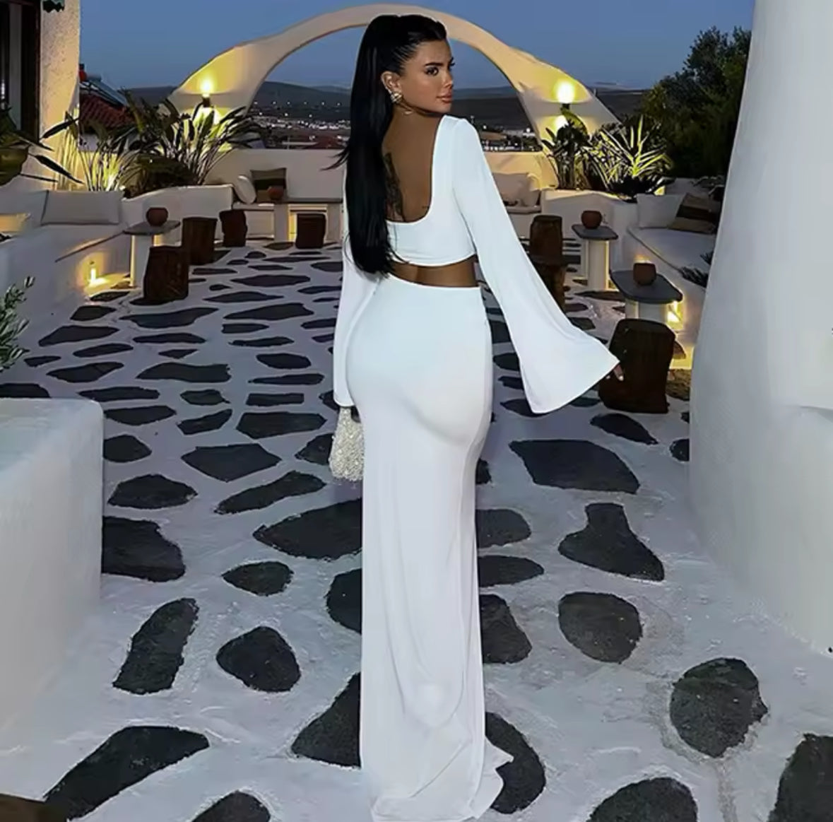Rückansicht des glamourösen Outfits mit tiefem Rückenausschnitt für einen stilvollen Look.