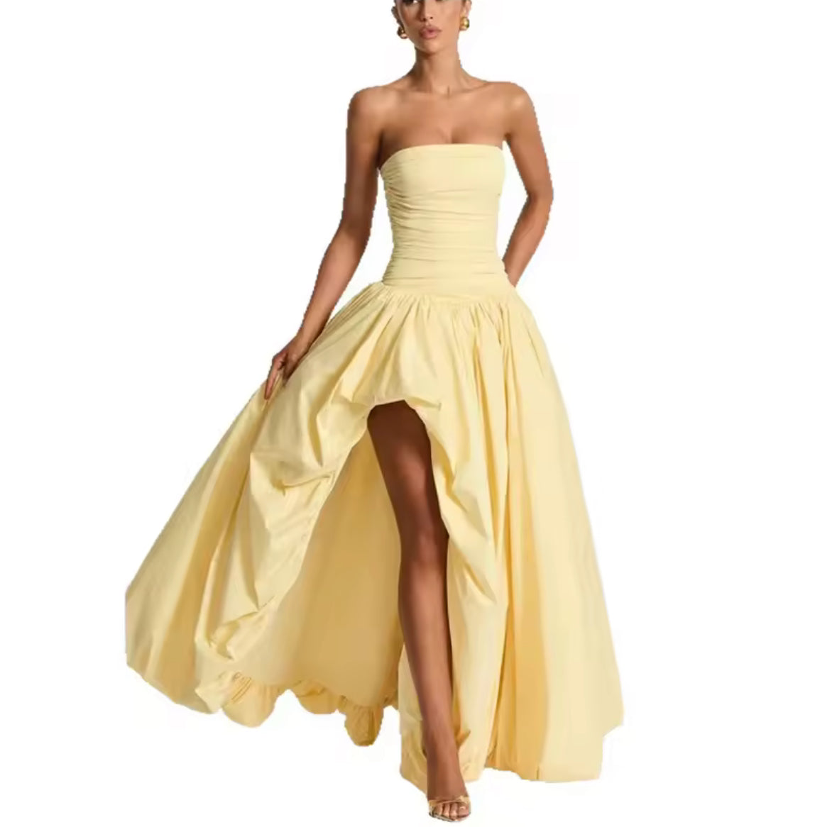 Model trägt trägerloses gelbes High-Low-Kleid mit Schlitz vorne