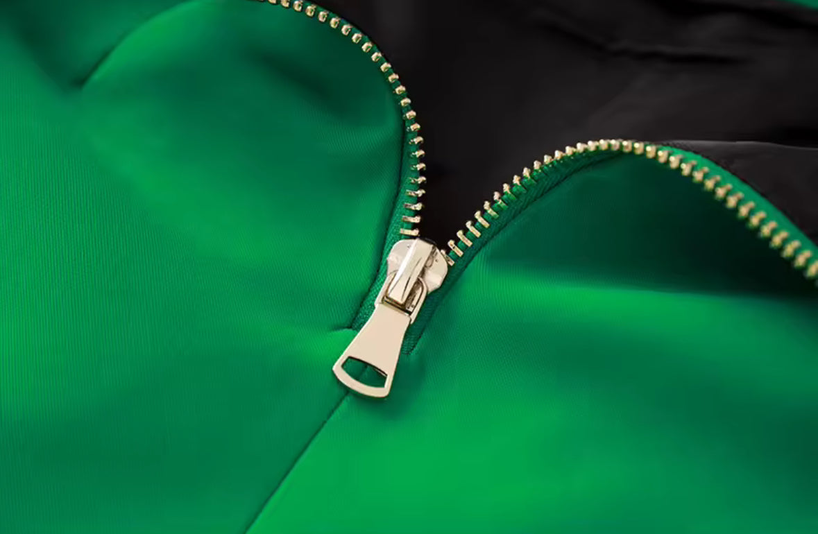 Grüner Statement-Minirock mit Gürtel und goldener Schnalle im Balmain-Dupe-Stil – moderner Luxus-Look.