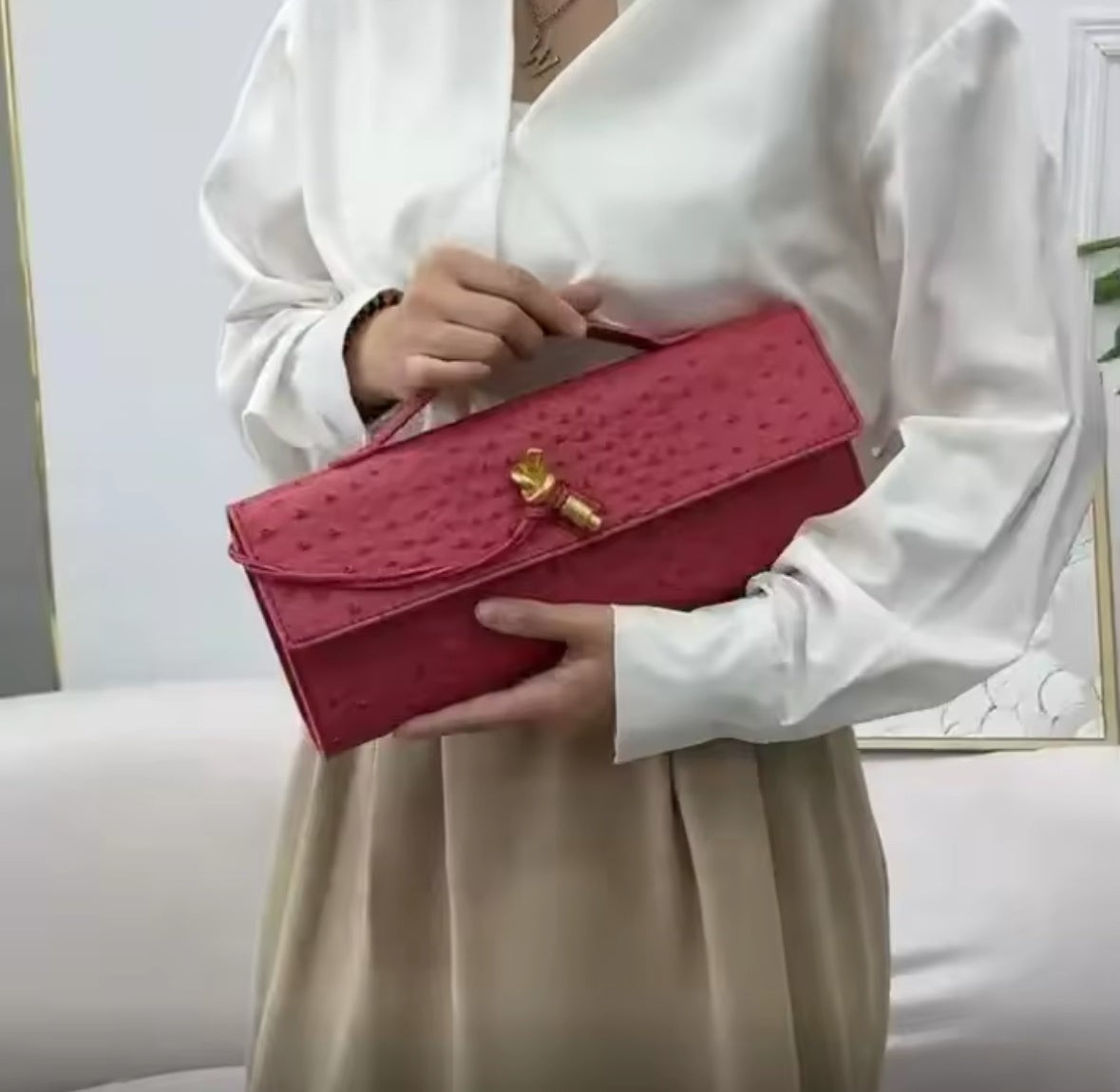 Clutch Andiamo in rot mit goldener Schlaufe – luxuriöse Farbe mit Charakter