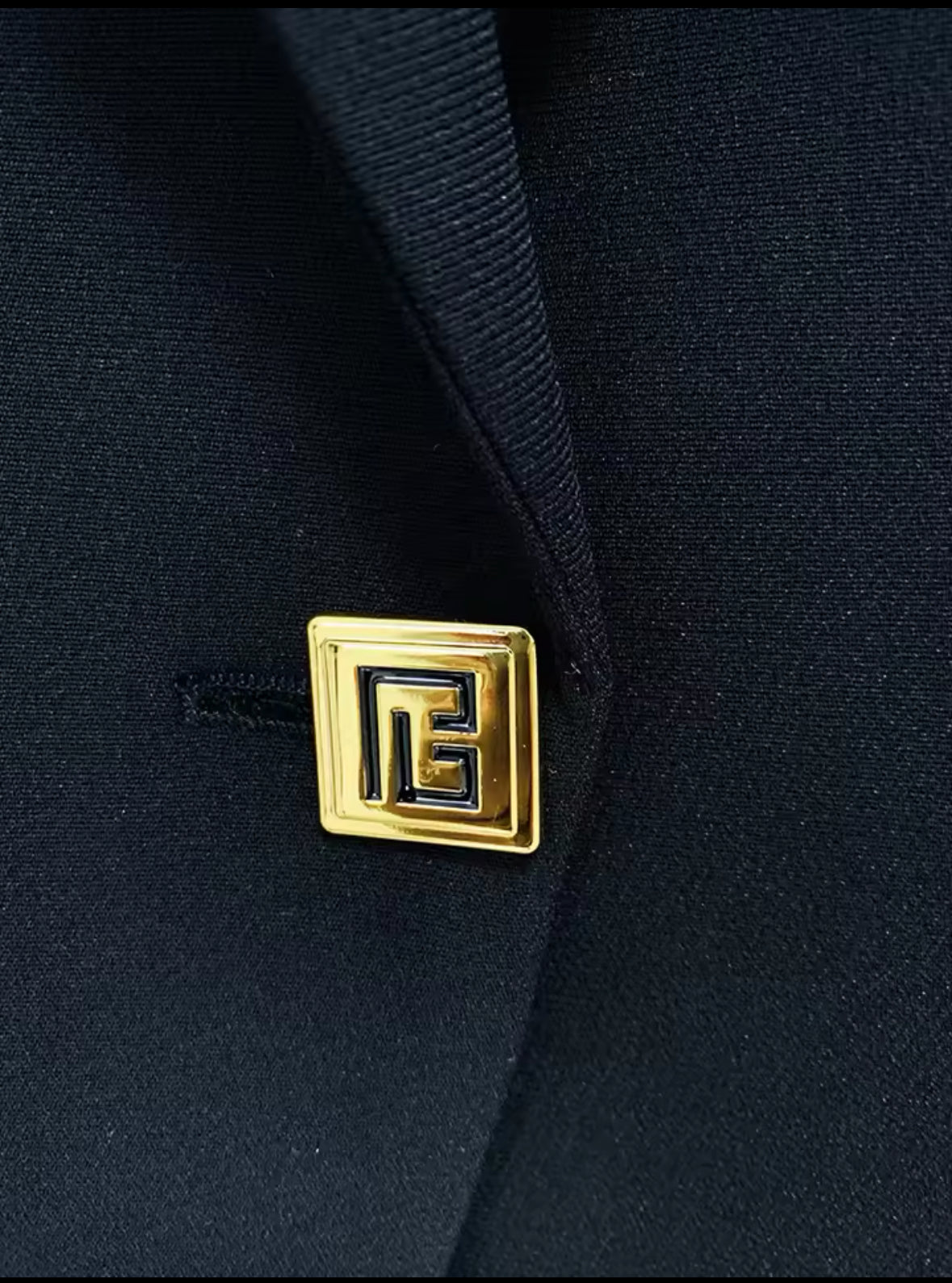 Eleganter Blazer mit goldenen Details an den Ärmelabschlüssen und einer edlen, goldenen Verschlussverzierung. Verfügbar in Schwarz und Weiß – perfekt für einen luxuriösen und kraftvollen Statement-Look.