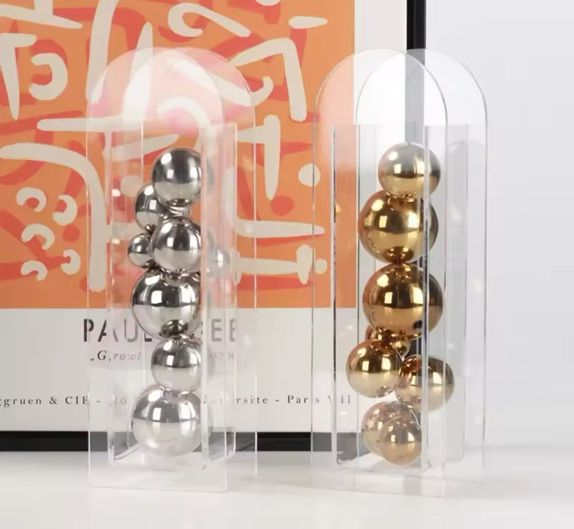Moderne transparente Acryl-Vase mit integrierten goldenen oder silbernen Kugeln. Perfekt für einzelne Blumen oder als stilvolles Design-Element für modernes Interior.