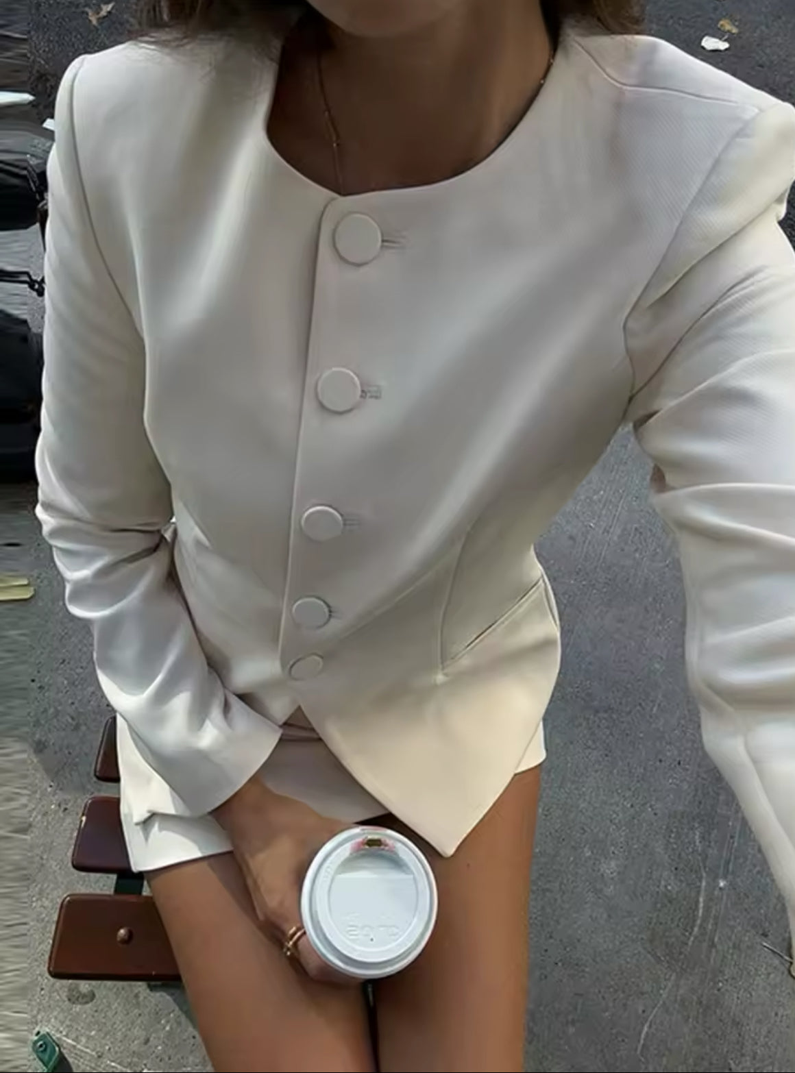 Eleganter zweiteiliger Blazer-Rock-Anzug in minimalistischem Design. Verfügbar in klassischem Schwarz und edlem Creme – perfekt für einen stilvollen Business- oder City-Look.