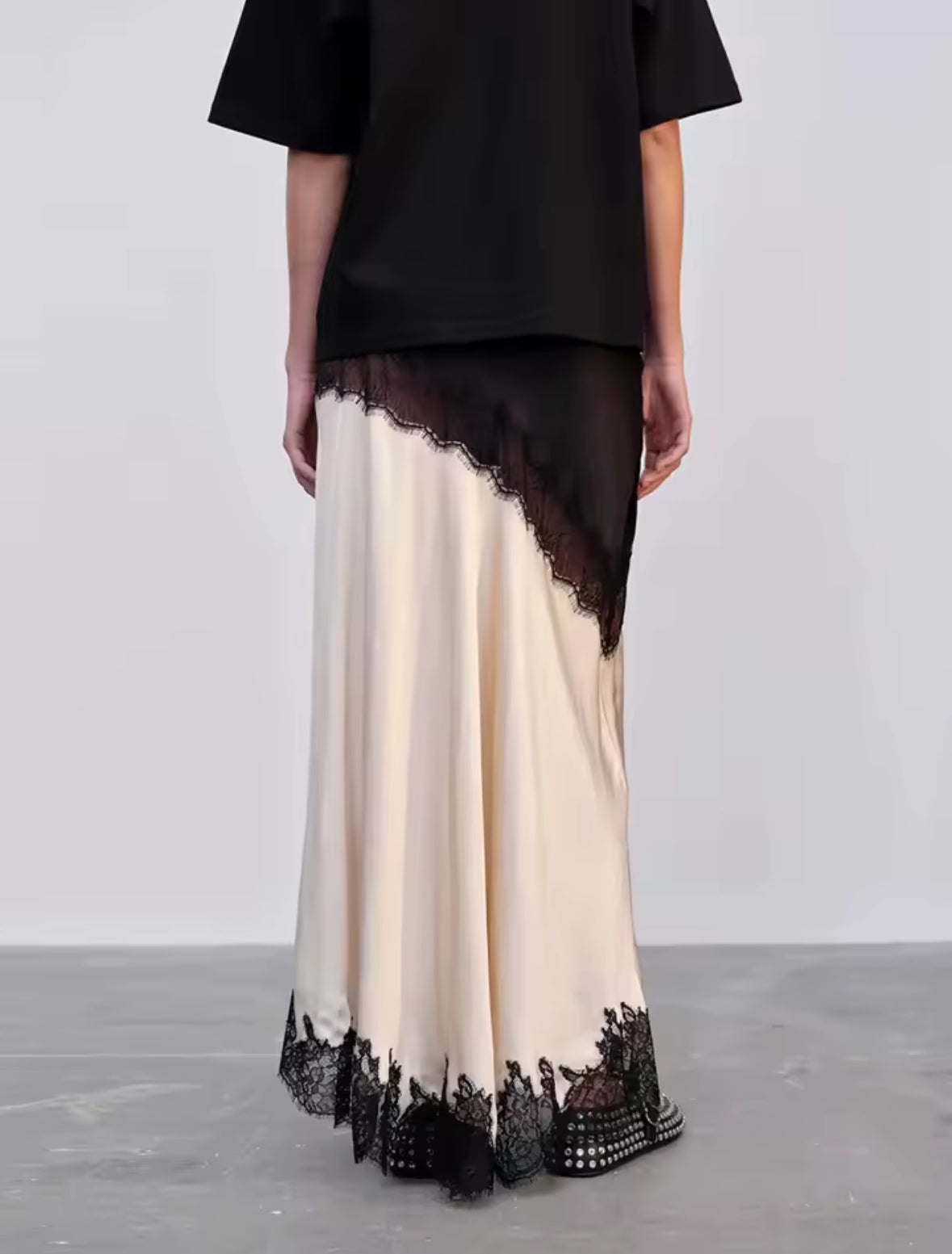 Eleganter Maxirock aus Satin in Schwarz und Creme mit feiner schwarzer Spitze und seitlichem Beinschlitz – HB Interieur & Fashion.