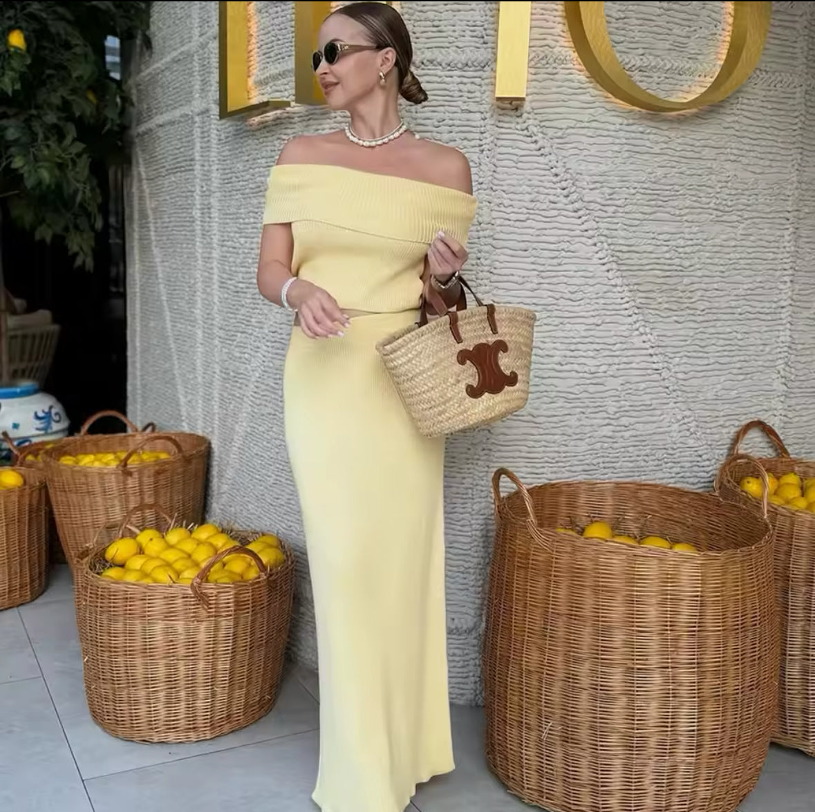 Zweiteiliges buttergelbes Strick-Set mit Off-Shoulder-Oberteil und langem, figurbetontem Rock