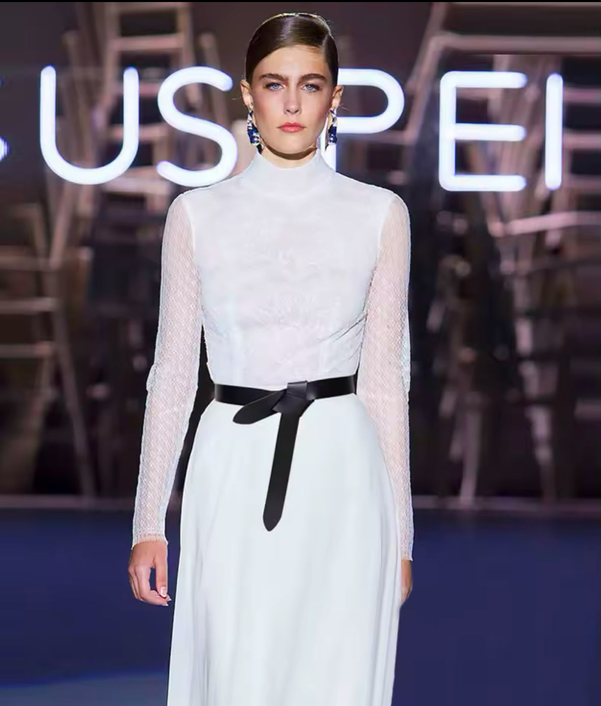 Eleganter Ledergürtel mit kunstvoll geknotetem Design. Verfügbar in Schwarz, Dunkelbraun und Cognacbraun – perfekt, um jedem Outfit eine edle, feminine Silhouette zu verleihen.