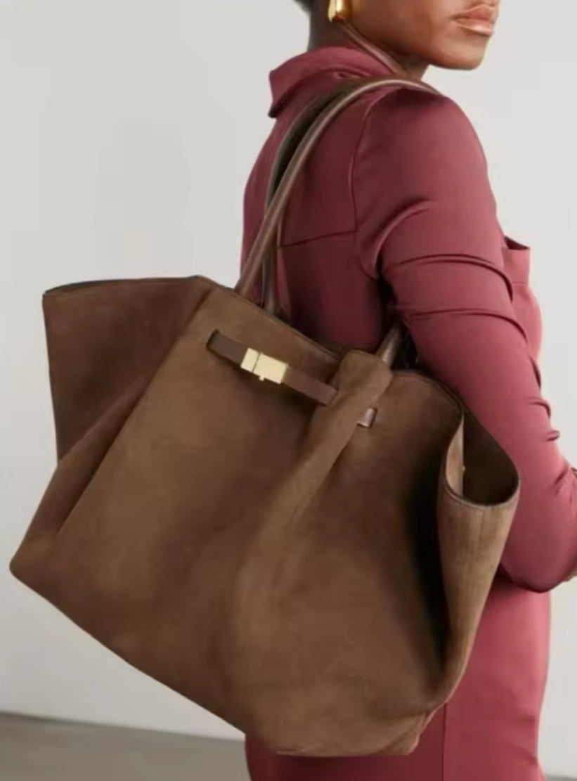 Elegante, große Handtasche mit luxuriöser Wildleder-Optik und goldenen Details. Verfügbar in Schwarz, Dunkelbraun und Cognacbraun. Perfekt für einen stilvollen, zeitlosen Look – ideal für Business und Alltag.