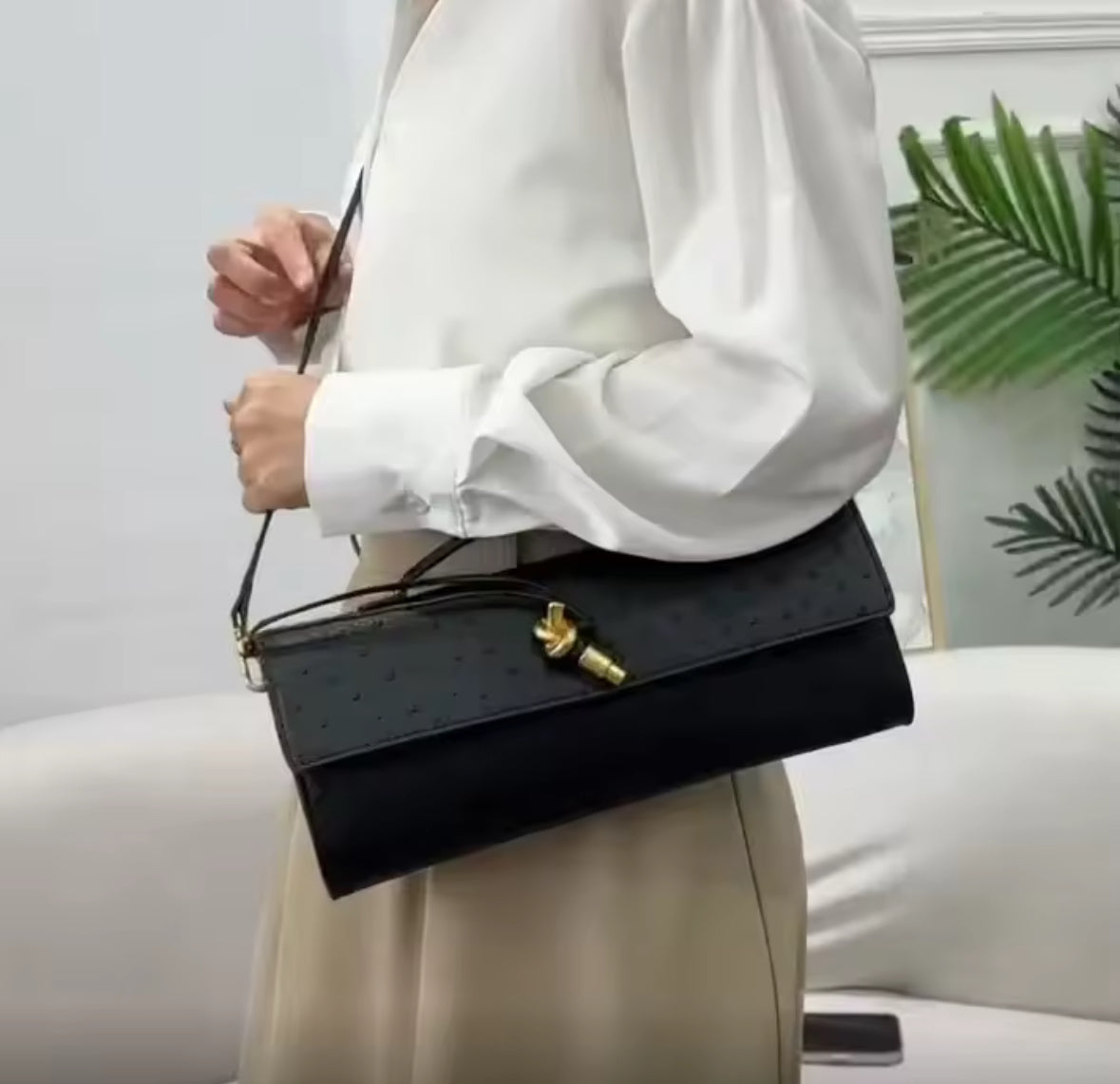Clutch Andiamo in schwarzer Lederoptik mit goldener Schlaufe – luxuriöser Look, elegante Struktur