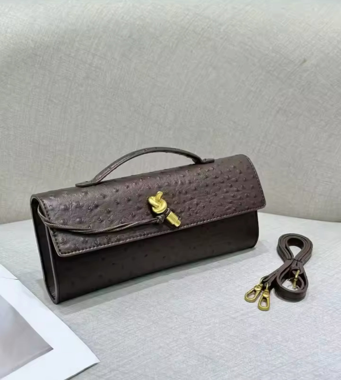 Braune Clutch Andiamo mit Flechtoptik und goldener Schlaufe – klassische Eleganz in Lederoptik