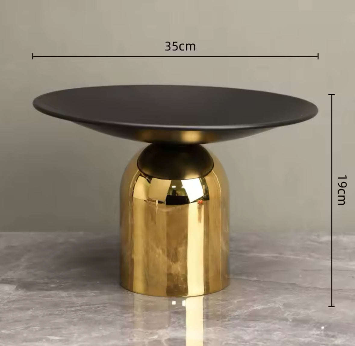 Luxuriöse Design-Schale mit edler goldener Basis, erhältlich in mattem Schwarz oder klarem Glas. Perfekt als Obstschale oder stilvolles Deko-Element.