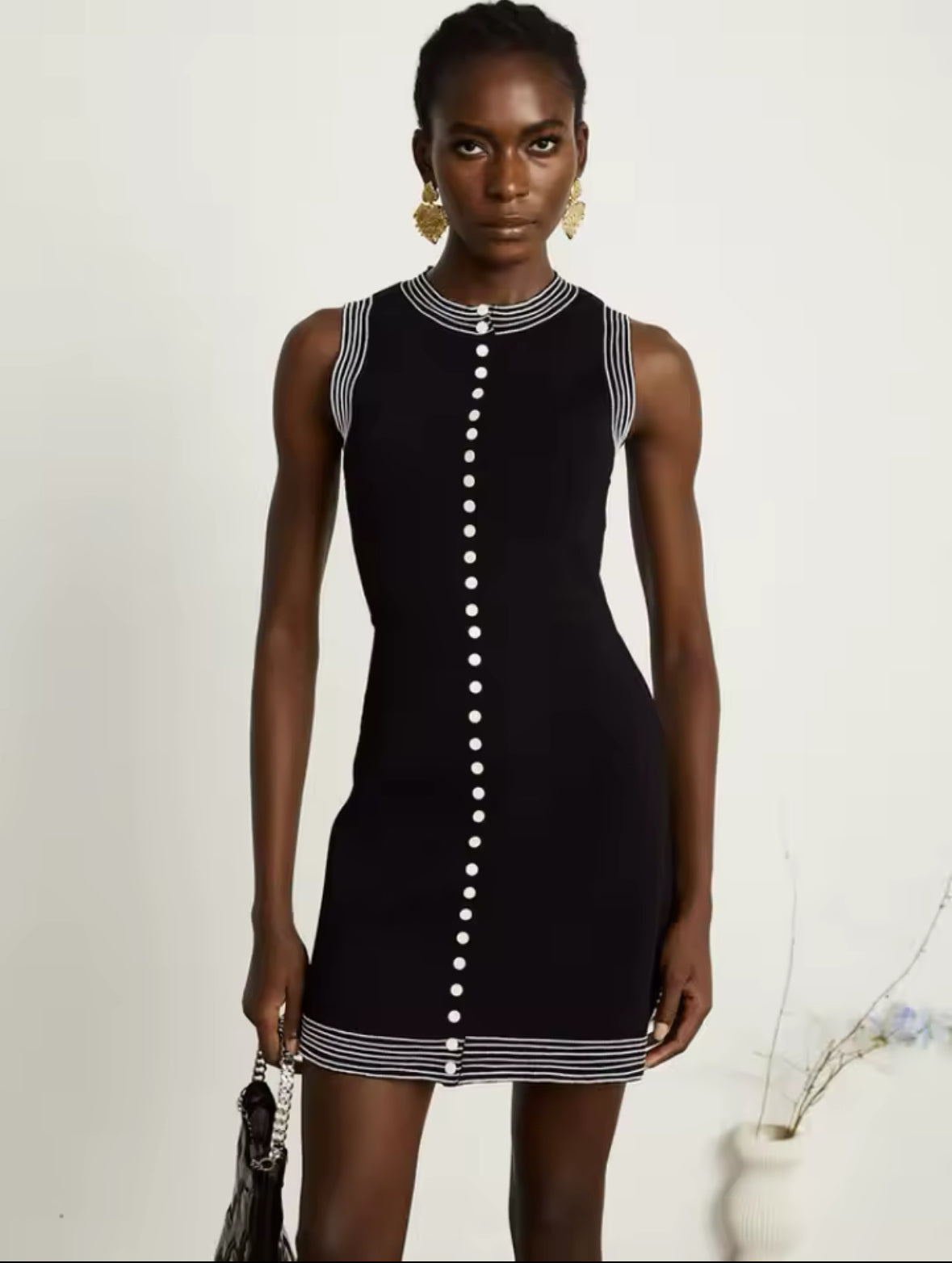 Schwarzes Strickkleid mit weißen Kontrastdetails, Knopfleiste und Stehkragen, femininer French Chic Look