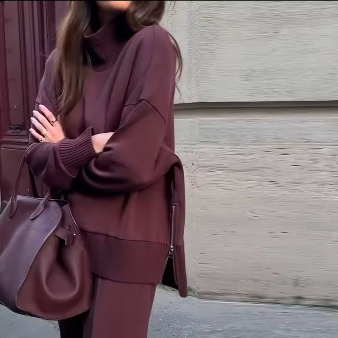 Monochromes Set in Bordeaux mit Oversize-Pullover und weit geschnittener Hose. Lässiger und dennoch eleganter Look aus hochwertigem Strickstoff für maximalen Tragekomfort. Perfekt für stilvolle Casual- und Streetstyle-Outfits mit minimalistischer Ästhetik.
