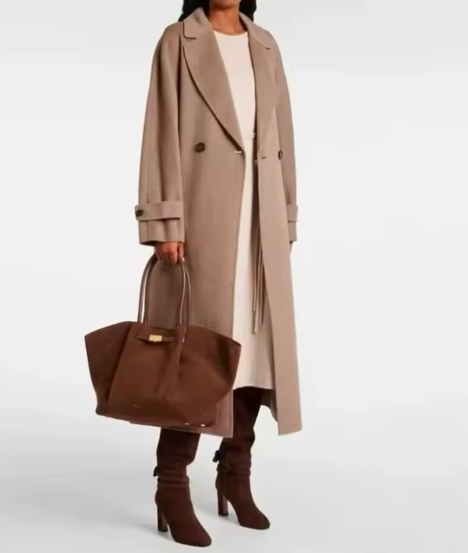 Elegante, große Handtasche mit luxuriöser Wildleder-Optik und goldenen Details. Verfügbar in Schwarz, Dunkelbraun und Cognacbraun. Perfekt für einen stilvollen, zeitlosen Look – ideal für Business und Alltag.