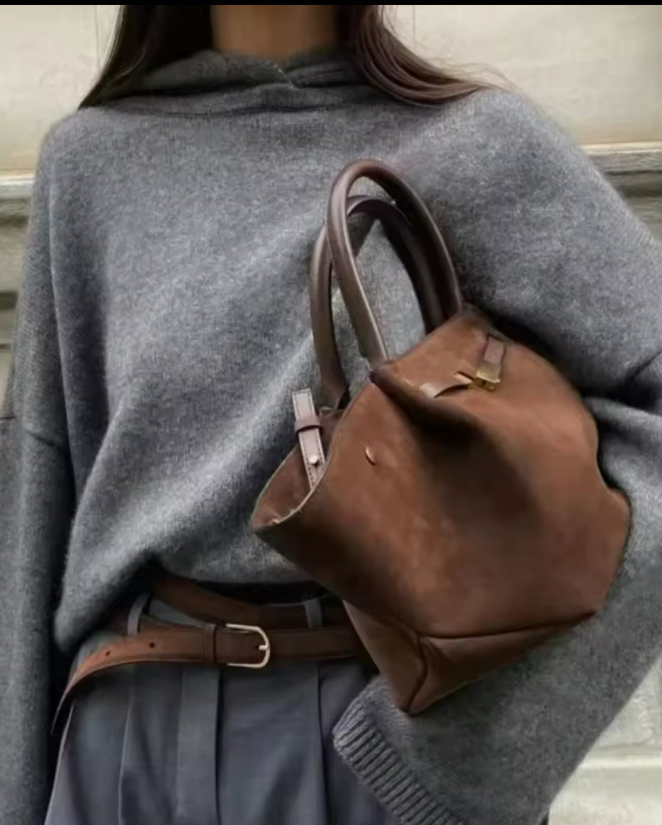 Elegante, große Handtasche mit luxuriöser Wildleder-Optik und goldenen Details. Verfügbar in Schwarz, Dunkelbraun und Cognacbraun. Perfekt für einen stilvollen, zeitlosen Look – ideal für Business und Alltag.
