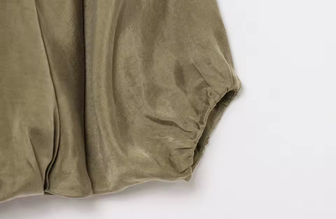 Louvre Blouson – Satinbluse mit Falten und Ballonärmeln, in Olive, Taupe und Gelb, tragbar als Bluse oder leichte Jacke in Größen S, M, L