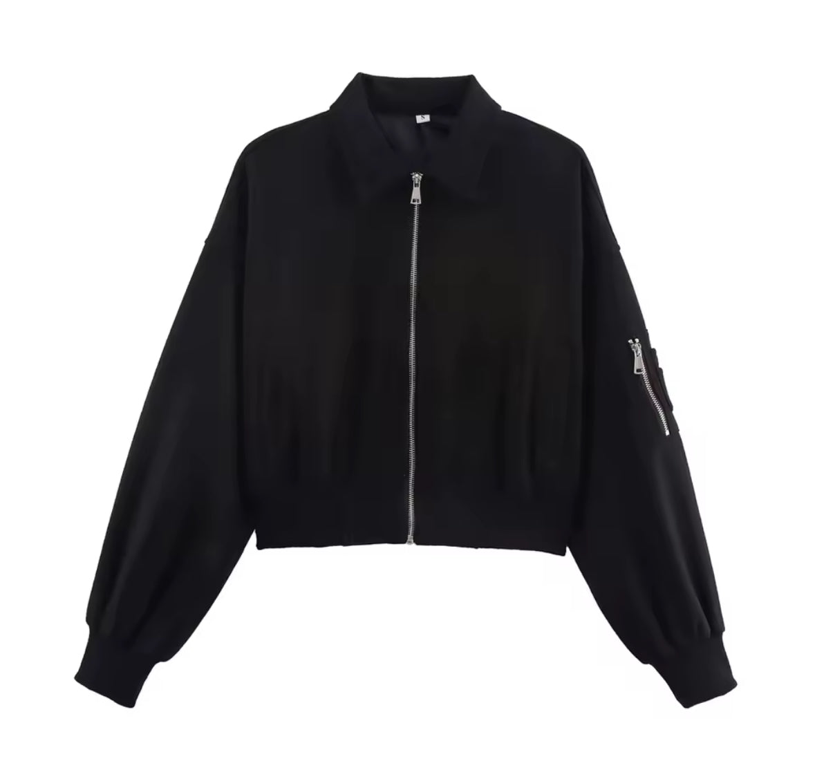 Raya Bomber Jacket – Oversized Bomberjacke in Wildleder-Optik mit Reißverschluss, Armtasche und elastischen Bündchen, erhältlich in Braun und Schwarz.