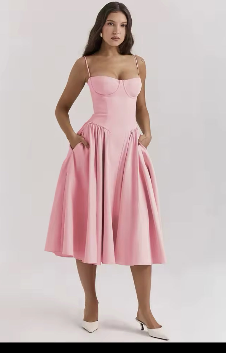 Classic Variante (Spaghettiträger):
„Model trägt das Côte d’Azur Dress mit Spaghettiträgern, herzförmigem Ausschnitt und schwingendem Midirock – in verschiedenen Farben erhältlich.