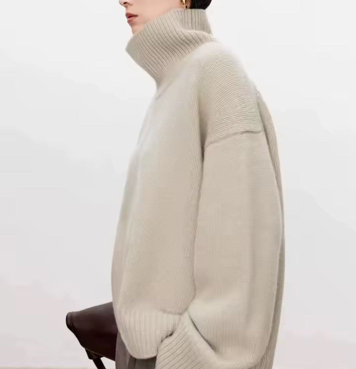 Luxuriöser Rollkragenpullover aus 100 % Kaschmir mit lockerer Passform, erhältlich in Taupe, Schwarz, Ivory und Moka