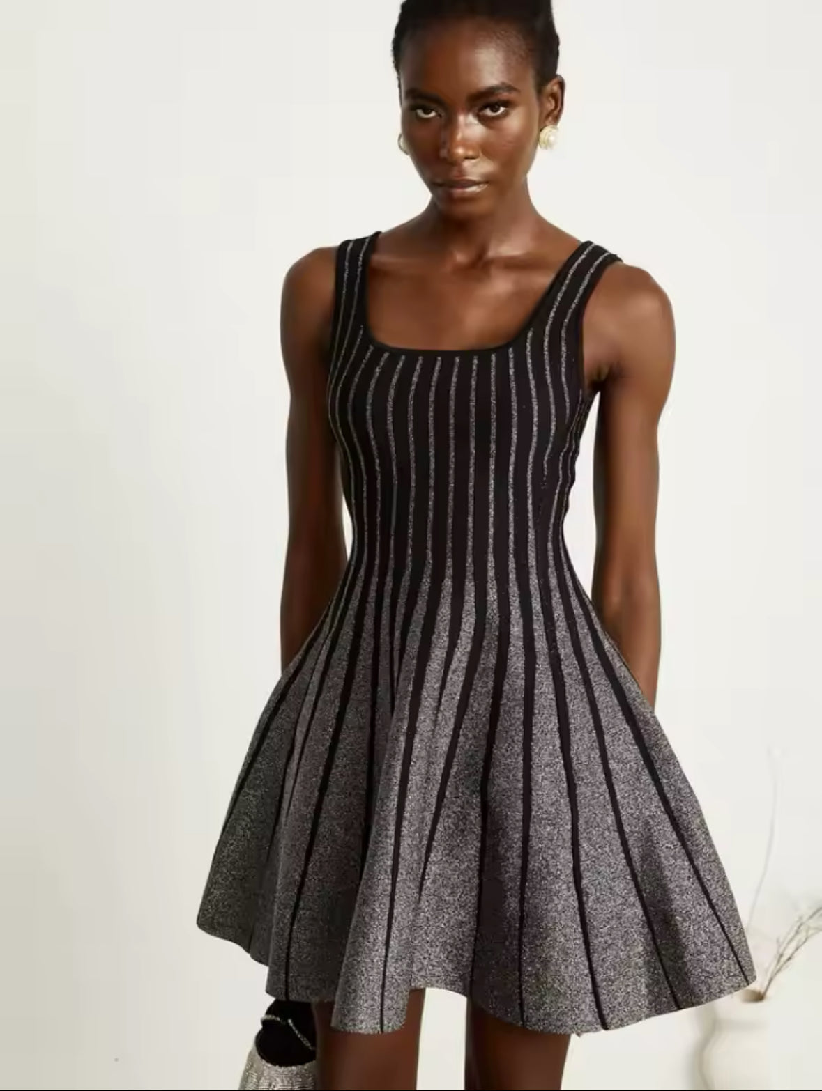 Schwarzes Strick-Minikleid mit Glitzereffekt, tailliert, ausgestellter Rock, elegantes Design