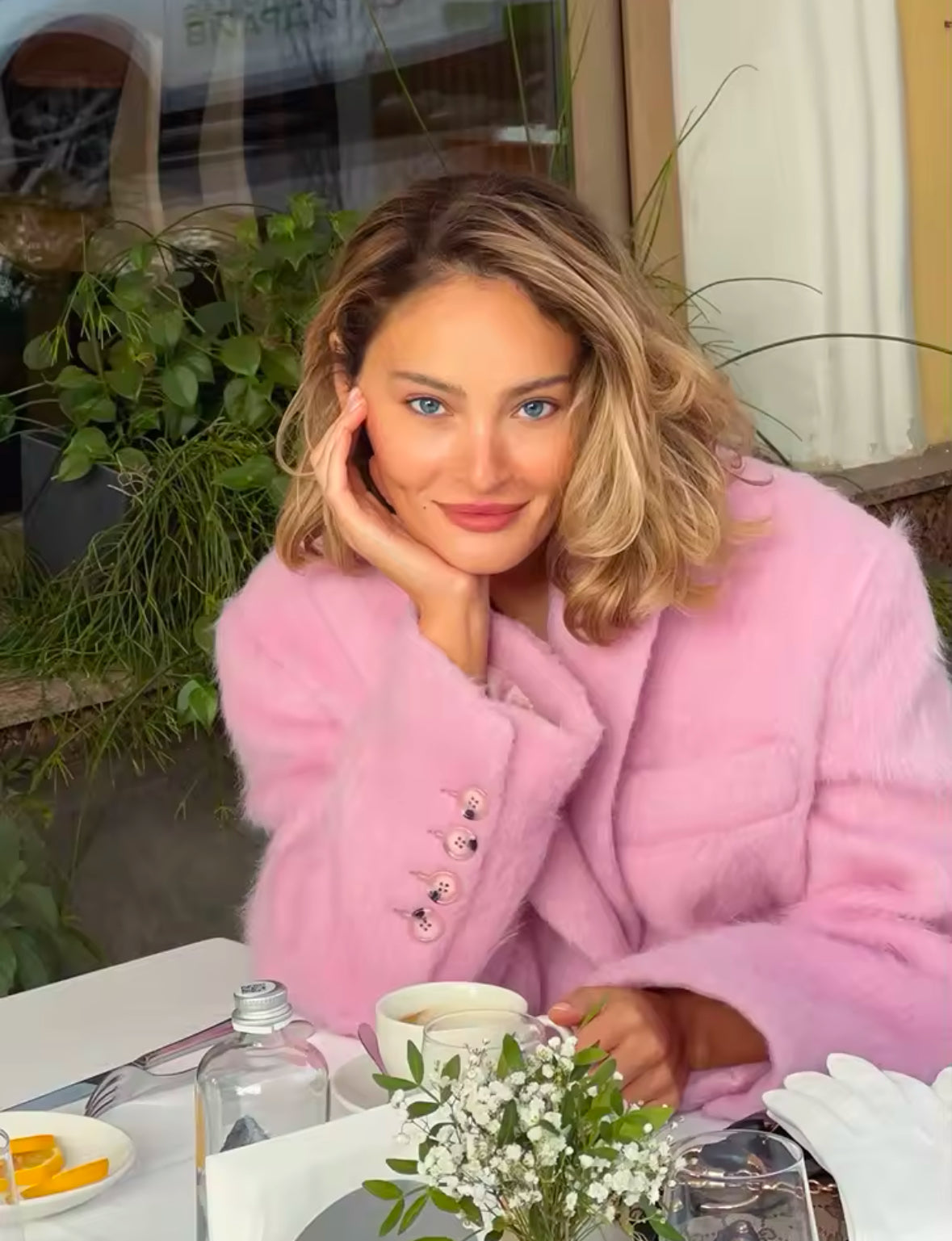 Eleganter Oversized-Mantel aus flauschigem, strukturiertem Material mit klassischem Blazer-Schnitt. Verfügbar in Rosa, Beige und Grau – perfekt für einen luxuriösen, stilvollen Look mit modernem Touch.